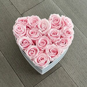 Venus Et Fleur Heart-Shaped Pink Rose Box
